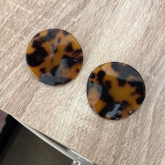 Jewelry - LAST ONE!! Tortoise Shell Disc Earrings